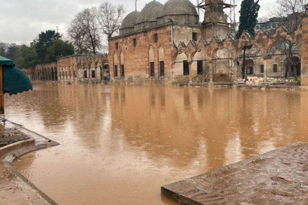 turkiyede-meshur-turizm-bolgesi-sular-altinda-qaldi-foto-video